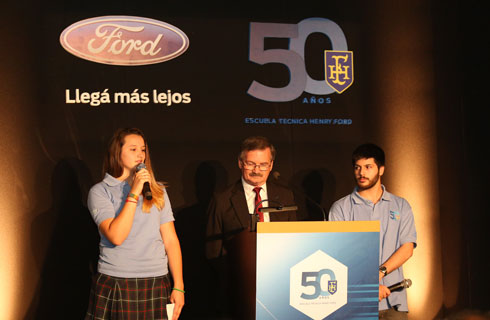 Alumnos de la escuela con Jorge Lago, regente de la ETHF. Alumnos de la escuela con Jorge Lago, regente de la ETHF.