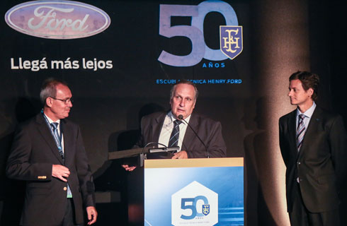 Enrique Alemañy (presidente Ford Grupo Sur), Eduardo Fernández (subsecretario de empleo y producción) y Sebastián Trotta (gerente de comunicaciones de Ford Argentina)