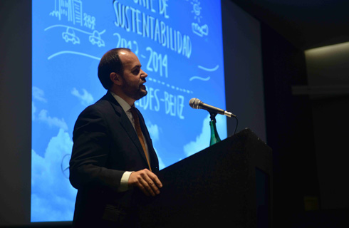 Gustavo Castagnino, director de relaciones institucionales de Mercedes-Benz Argentina durante el lanzamiento del Reporte de Sustentabilidad 2013-2014