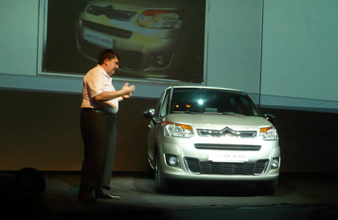 Samuel Dumas, explicando los puntos considerados para el dise&ntilde;o del C3 Picasso