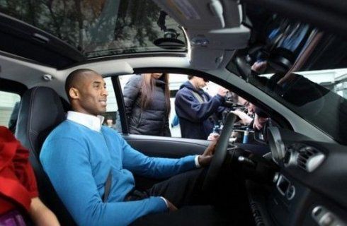 Kobe Bryant se sube a un Smart en China