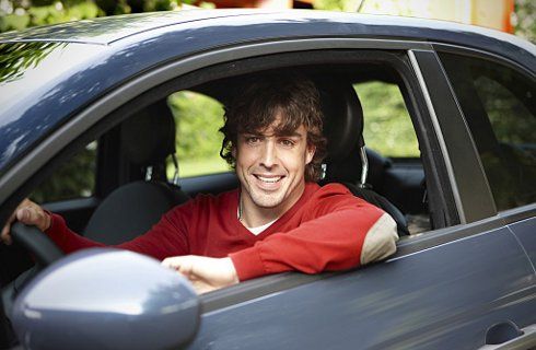 Fernando Alonso maneja un Fiat 500 Twin Air