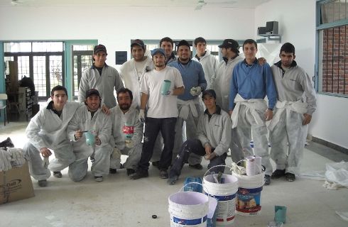 Empleados de Toyota Argentina pintaron 320 aulas