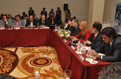 Buscarán reducir déficit comercial con México en sector automotriz