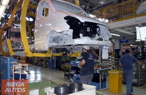 En mayo, la producción de autos volvió a caer un 24%