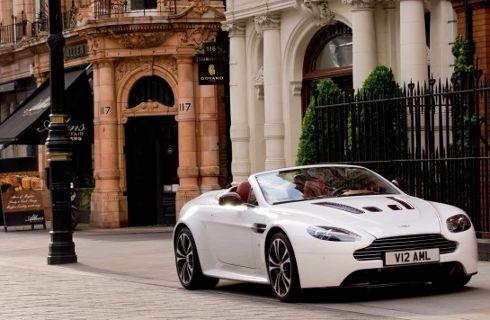 Aston Martin lanzó el V12 Vantage Roadster