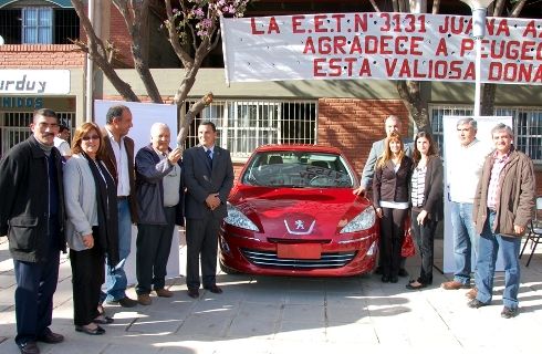 Peugeot suma 15 donaciones de autos en 2012