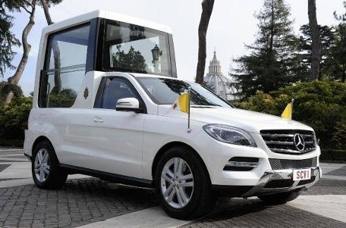 Mercedes-Benz muestra el nuevo Papamóvil