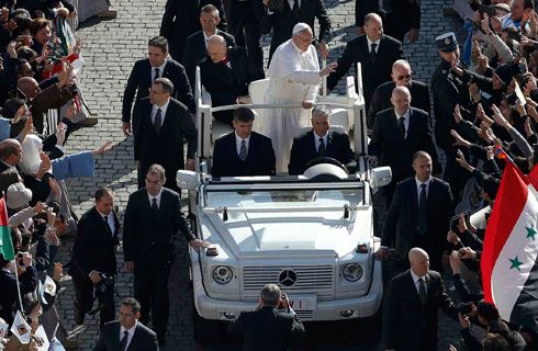 El Papamóvil del Papa Francisco es un Mercedes-Benz Clase G