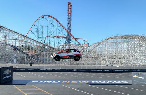 Récord Guinness de salto en reversa con un Chevrolet Sonic