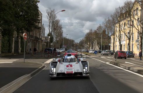 El nuevo Audi R18 e-tron quattro calienta motores