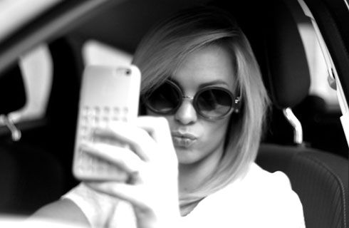 Preocupante: 1 de 4 jóvenes se toma una selfie al volante