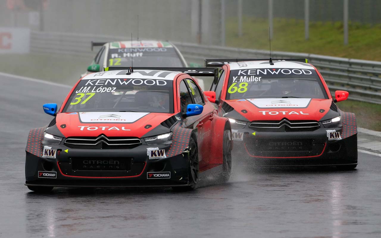 Jose_Maria_Lopez_e_Yvan_Muller__Citroen_C-Elysee_-WTCC_Hungaroring-1_y_2__en_carrera_principal__1_