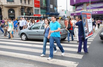 Peatones: 1 de cada 2 cruza distraído