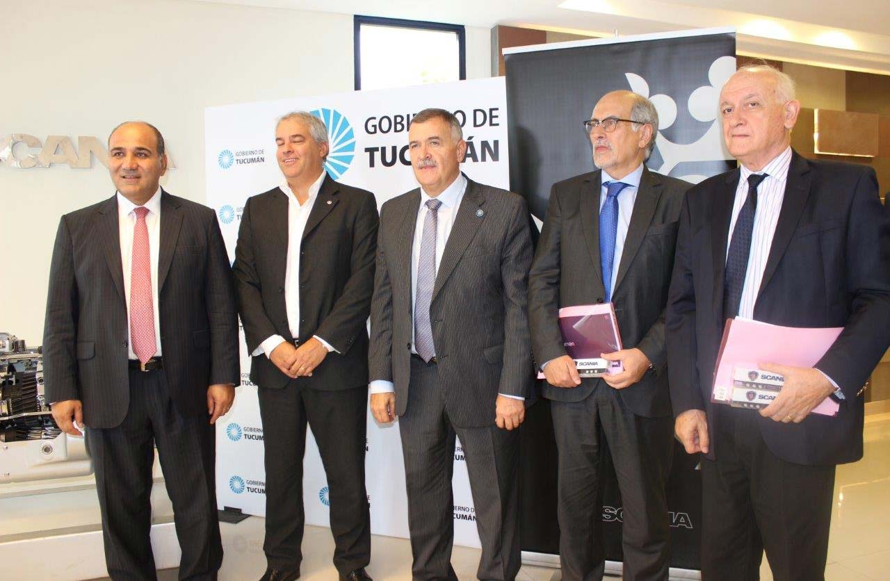 El gobernador de Tucumán, Juan Manzur, junto a la comitiva en la fábrica de Scania El gobernador de Tucumán, Juan Manzur, junto a la comitiva en la fábrica de Scania