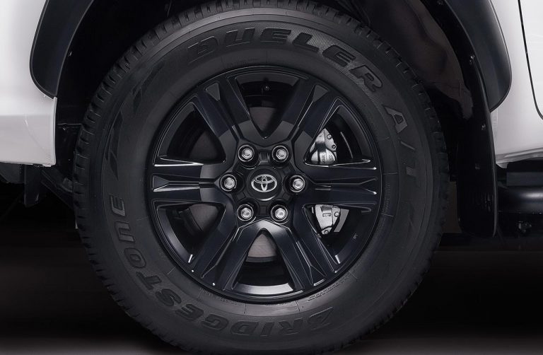 Toyota-Hilux-Limited-llantas - Mega Autos