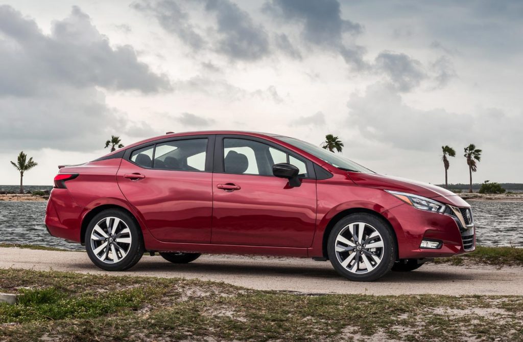 Nissan Versa 2022 perfil Mega Autos