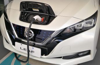 Nissan instala cargadores para autos eléctricos en sus concesionarios