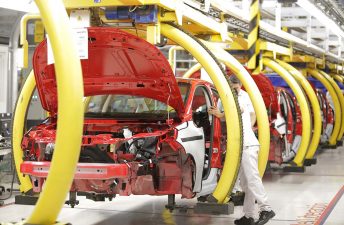 FCA retomó la producción de autos en la planta de Ferreyra