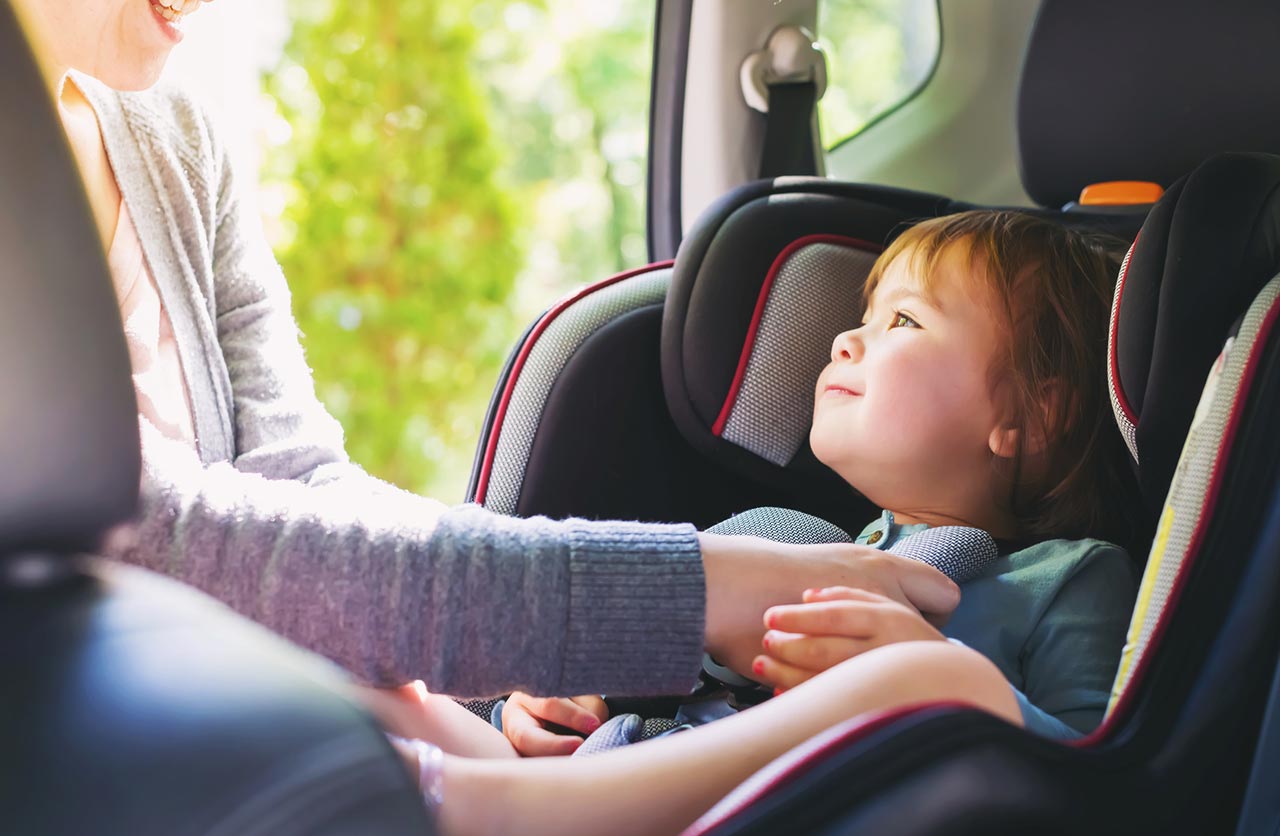 Cómo llevar con seguridad a los niños al viajar en auto