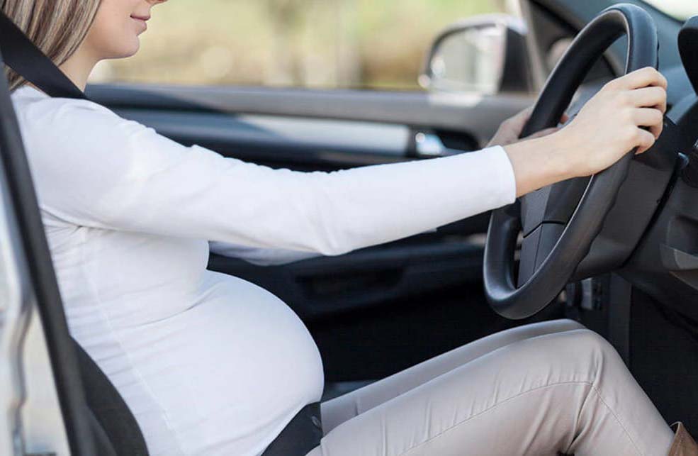 Mujer embarazada en auto