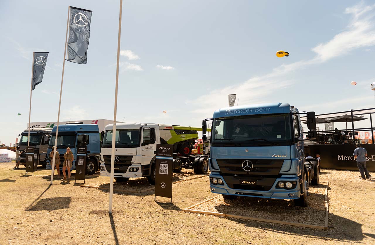 Expoagro 2023: Mercedes-Benz Camiones y Buses lució sus camiones de industria nacional y anunció novedades