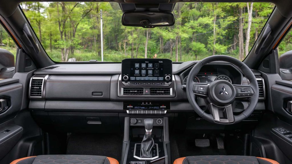 Interior Mitsubishi L200 2024