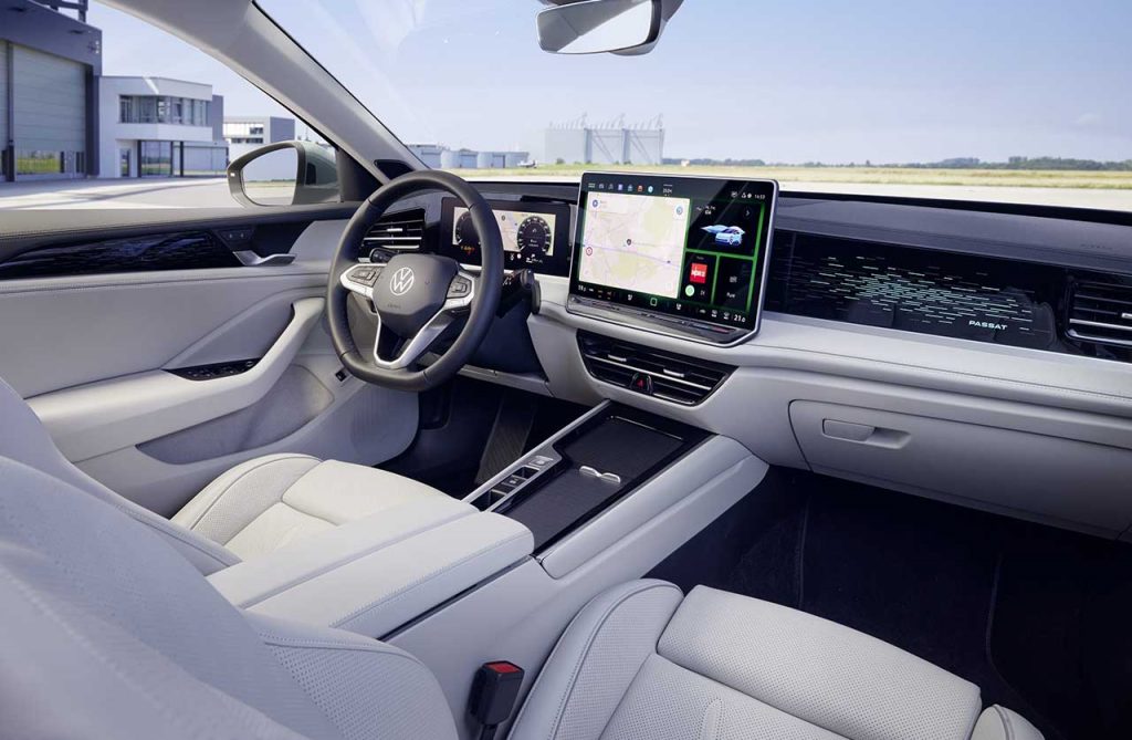 Interior Volkswagen Passat 2024 híbrido