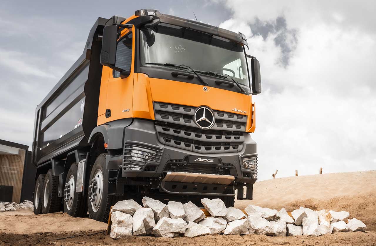 Cómo es el nuevo camión Arocs 4848 K de Mercedes-Benz