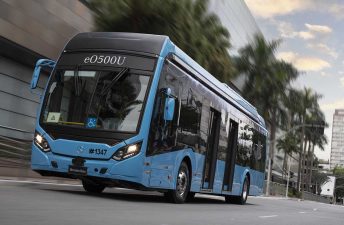 El bus eléctrico Mercedes-Benz eO500U fue presentado en el Foro de Transporte Sostenible en Brasil