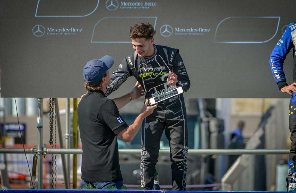 Mercedes-Benz Camiones y Buses junto al Turismo Carretera 2024