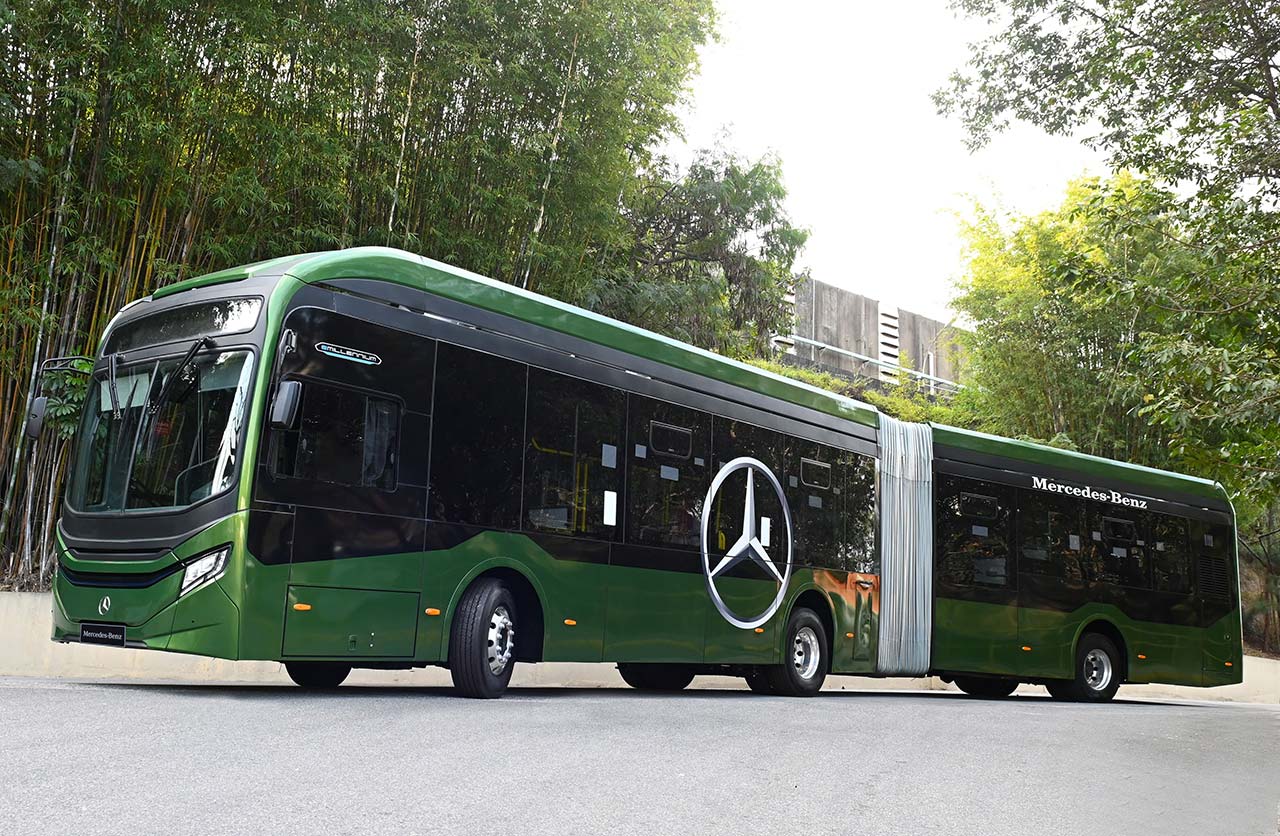 Mercedes-Benz presentó el nuevo chasis articulado eléctrico en la feria LatBus 2024