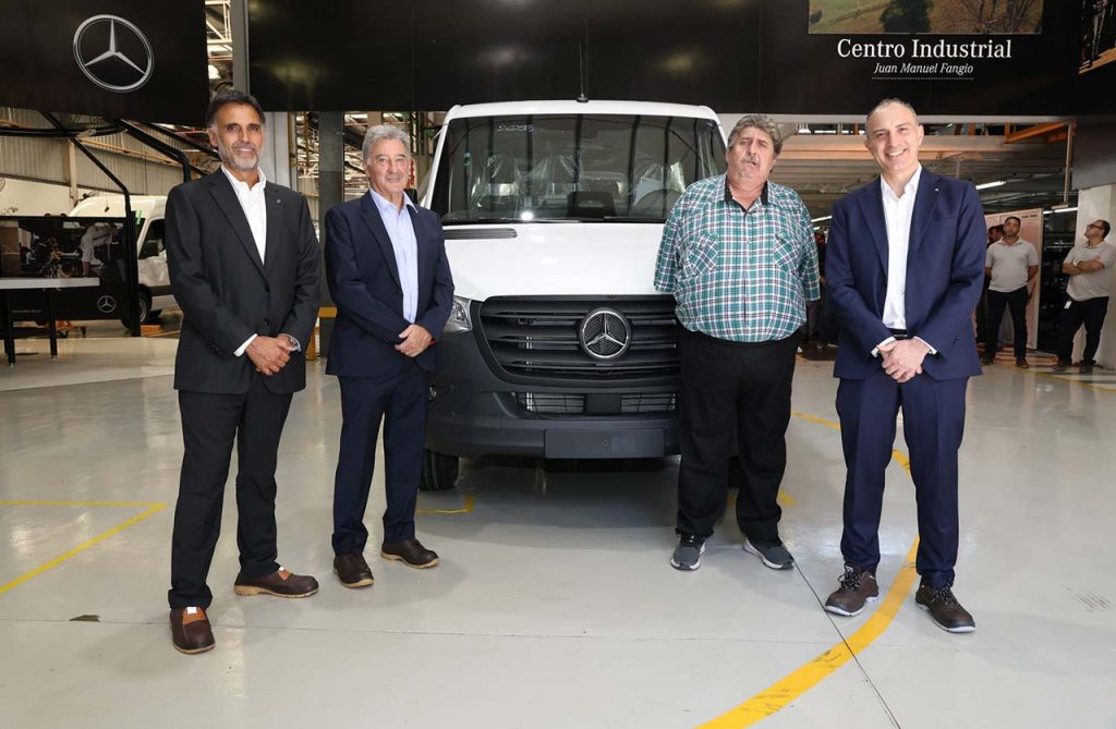 Mercedes-Benz traspasa su operación productiva y comercial a Open Cars