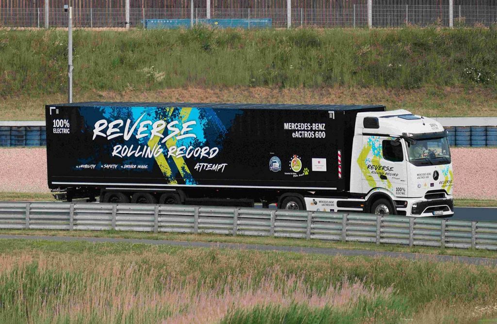 Mercedes-Benz-Trucks-GUINNES-WORLD-RECORDS-eActros-600