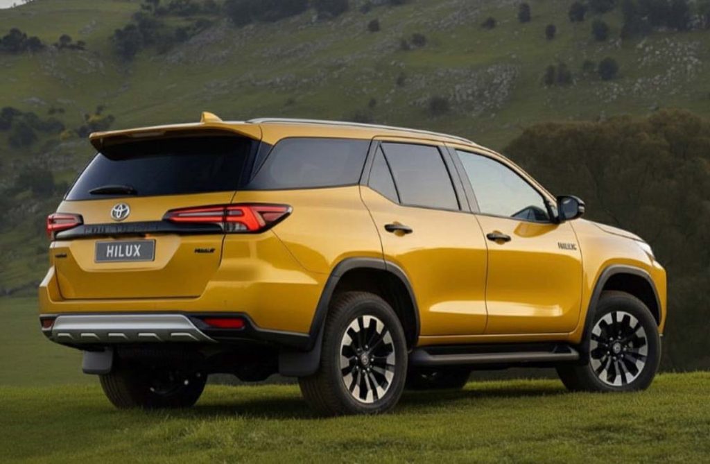 Nueva Toyota SW4 proyección