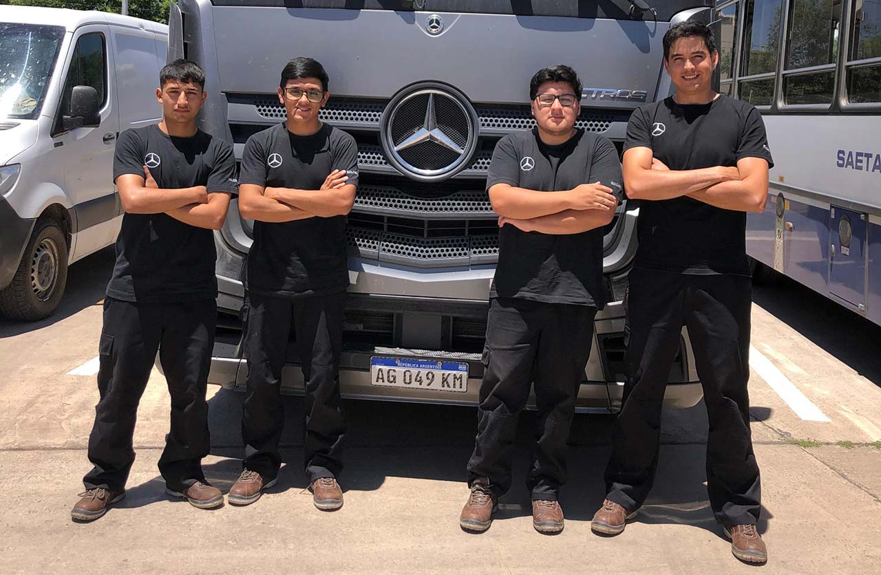 Mercedes-Benz Camiones y Buses abre la convocatoria de becas de TruckCionar Futuro, el programa de formación de jóvenes para la industria automotriz
