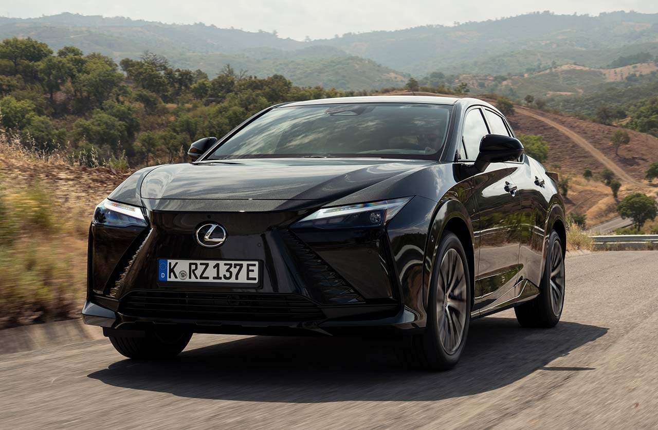 Lexus lanzó el nuevo IS y el RZ (eléctrico) en Argentina