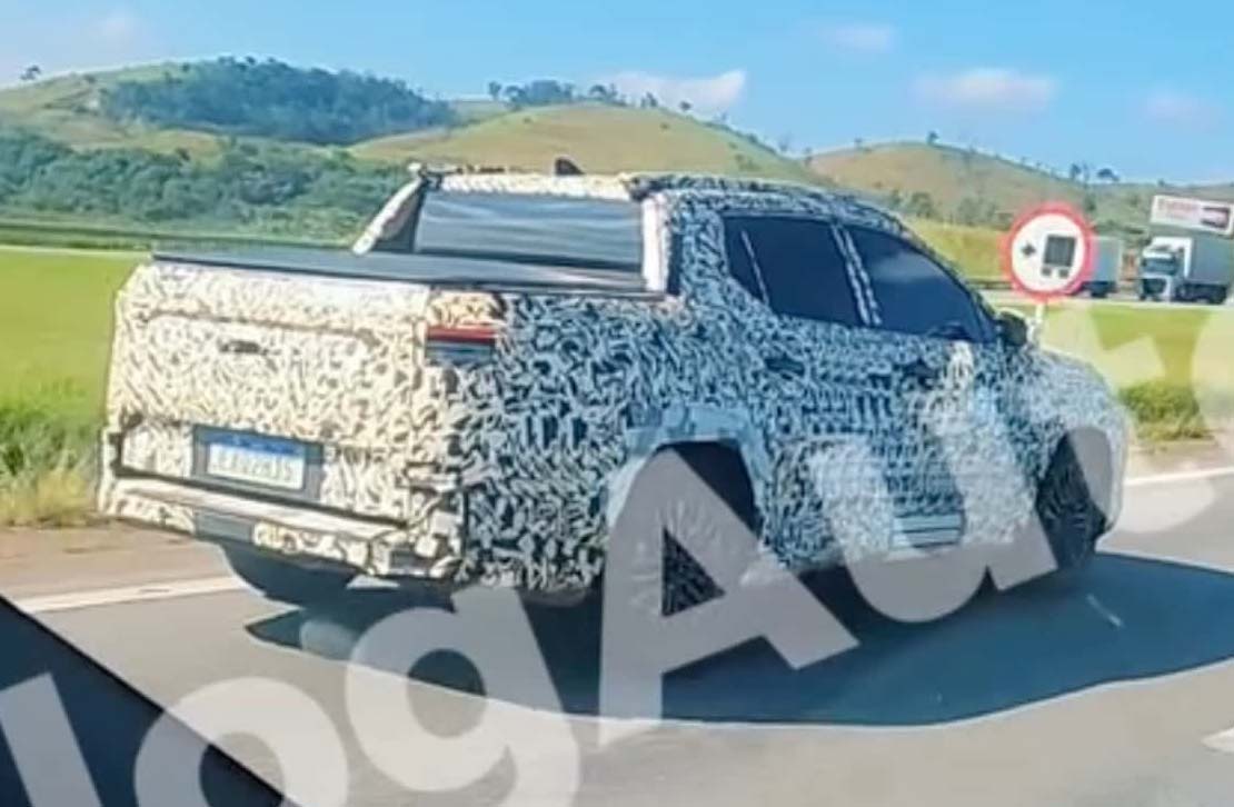 Descubrieron la pick up basada en el Toyota Corolla Cross