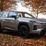 Toyota lanzó el bZ4X eléctrico y la nueva RAV4 híbrida