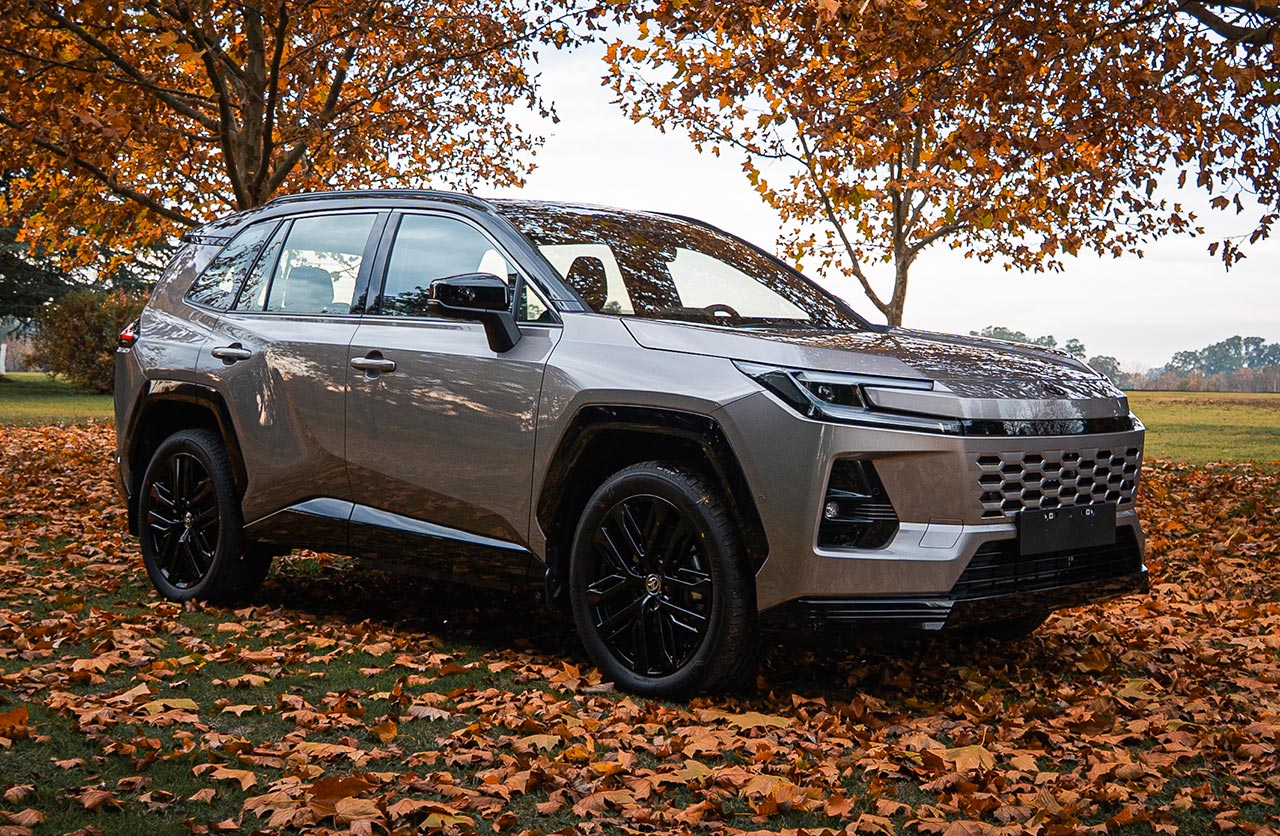 Toyota lanzó el bZ4X eléctrico y la nueva RAV4 híbrida