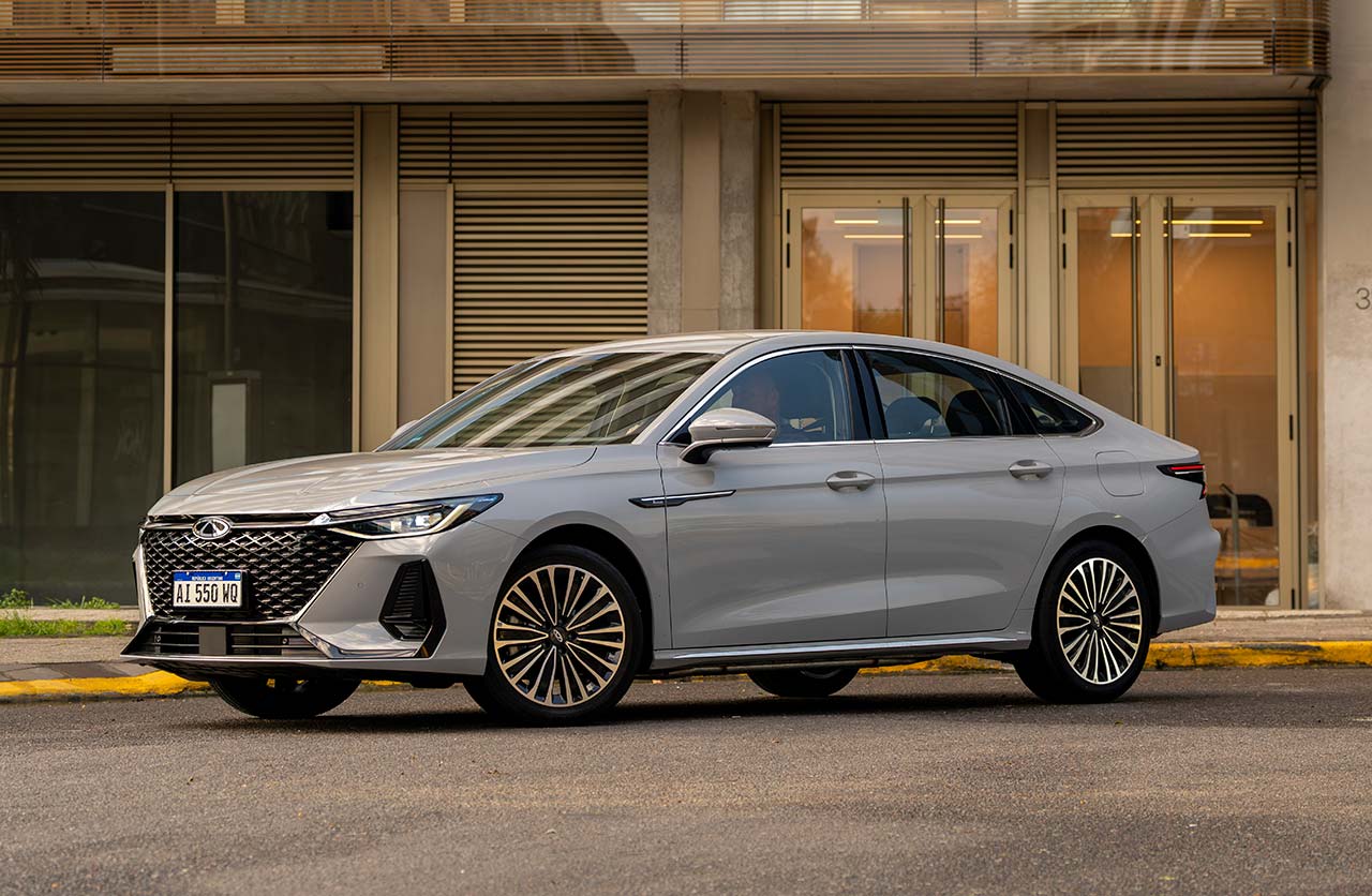 Chery amplía la gama del Arrizo 8 CSH con la versión Luxury